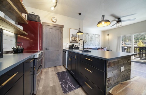 Coyne Placer Valley Condo | Mountain-Industrial Getaway - Close to Town! Easy shuttle access