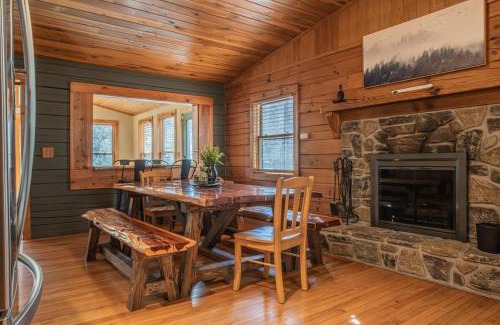 Gatlinburg - Pigeon Forge House | Mountain Log Cabin, Games, HotTub, Outdoor Firepit