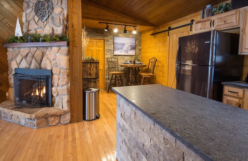 Harman House | ✧ Mountain Mist- KING bed, game room, A/C - NO CLEANING FEE!