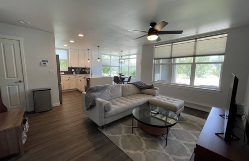 Eagle Condo | Mountain Oasis with Views! One Block to Restaurants