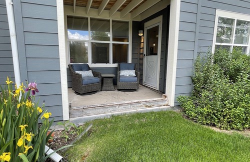 Eagle Condo | Mountain Oasis with Views! One Block to Restaurants