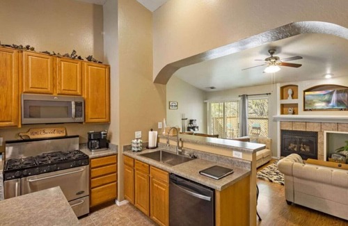 Ponderosa Trails House | Mountain Retreat! ~King Bed w/Memory Foam ~Fireplace ~Game Table