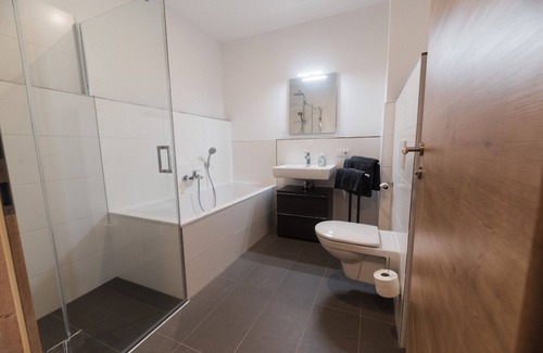 Bad Ischl Apartment | Mountain sun apartment with underground parking space and sunny balcony