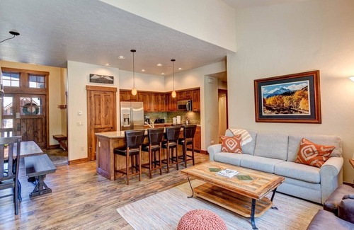 Christie Heights House | Mountain Thunder Condo- 7 Minute Walk to Main Street with Hot Tub, Pool & Sauna