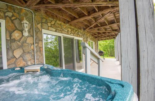 Lansing House | Mountain Top Lodge with Views - Hot Tub, River Access, 15 Mins to West Jefferson