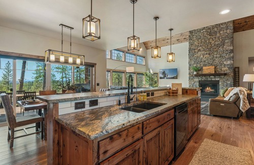 Priest River Cabin | Mountain Top Retreat: Hot Tub, Sauna, Fire Pit, Seclusive 5 acres, Sunset Views