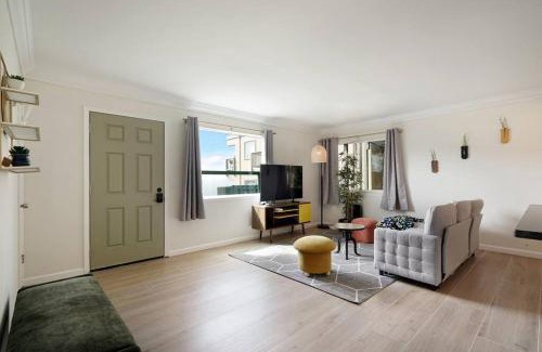 Pacifica Apartment | Mountain View 2BR 1 Bath Retreat with Private Lanai