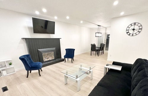 Squamish House | Mountain View, 5BDR, Patio and Hot Tub! Creek In the Backyard!