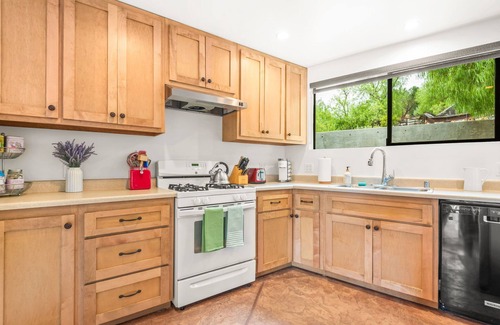Agoura Hills Cottage | Mountain View Cottage Home in Malibu, close by to the beach!