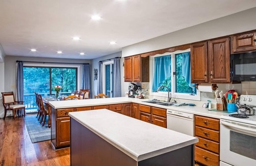 Huddleston House | Mountain View Cove Lakeside Retreat