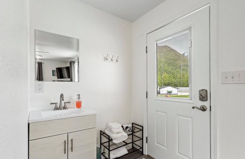 Chugiak Apartment | Mountain View Efficiency Apt Near Eklutna Lake