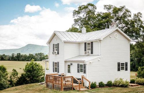 Luray House | Mountain View Farmhouse in Luray, Family Friendly