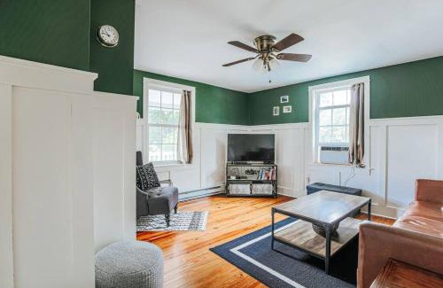 Luray House | Mountain View Farmhouse in Luray, Family Friendly