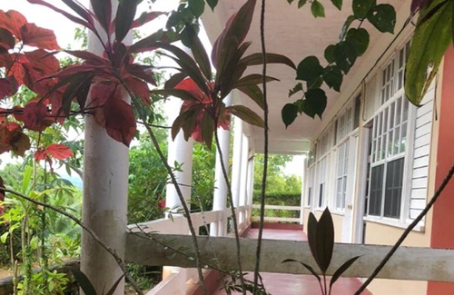 Orange Bay Bed & Breakfast | Mountain View Guest Resort