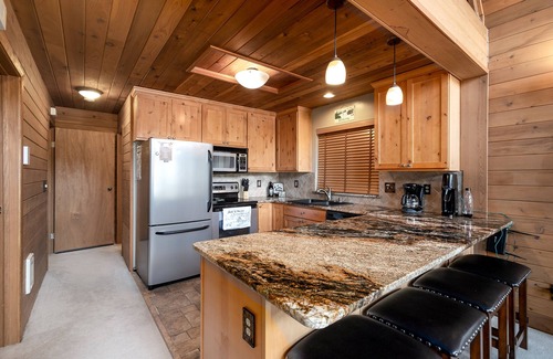 Hyak Cabin | MOUNTAIN VIEW Hot Tub Cabin Retreat!