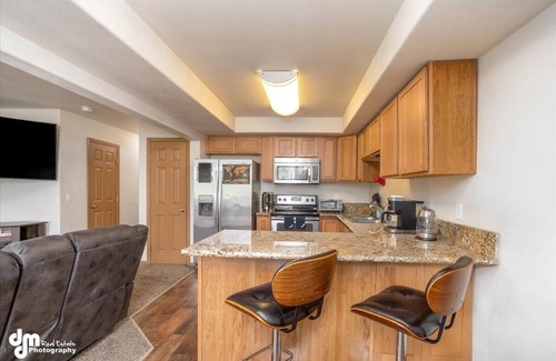 Knik-Fairview House | Mountain View Haven - Luxe Townhouse w/King Suite & Walk-In Closet