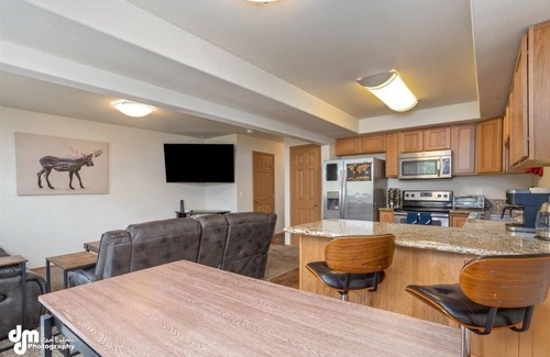 Knik-Fairview House | Mountain View Haven - Luxe Townhouse w/King Suite & Walk-In Closet