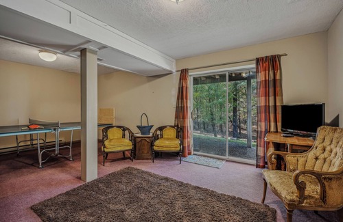 Berkeley Springs House | Mountain View Hideaway- A Fun Time Away!