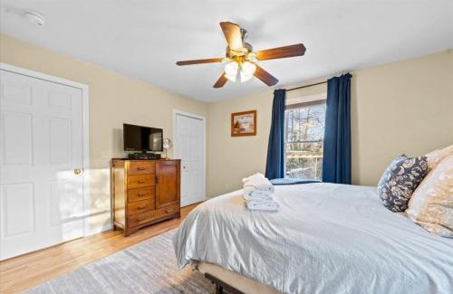 North Conway Apartment | Mountain View Home with Hot Tub