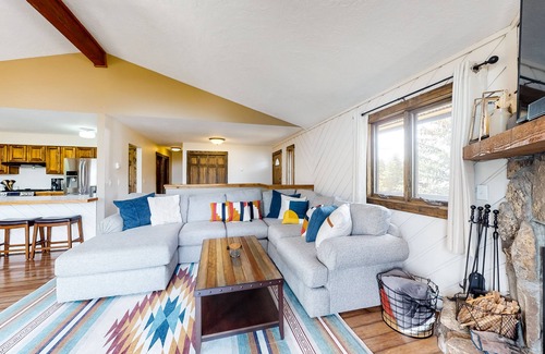 Summit Cove House | Mountain view home with deck, wood-burning fireplace, & WiFi - great location