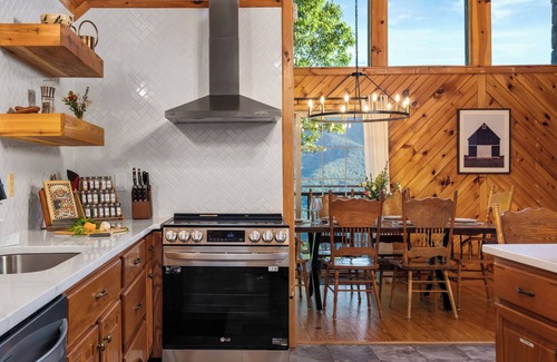 Maggie Valley Cabin | Mountain View, HotTub, Pet-Friendly, FirePlace, GameRoom, BBQ, 4min to Downtown