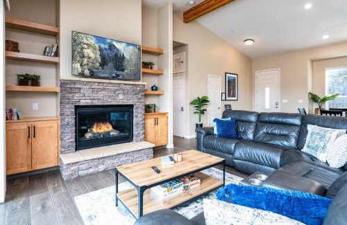 Oakhurst House | Mountain View House with hot tub, putting green, stunning views!
