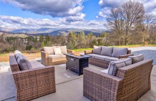 Oakhurst House | Mountain View House with hot tub, putting green, stunning views!