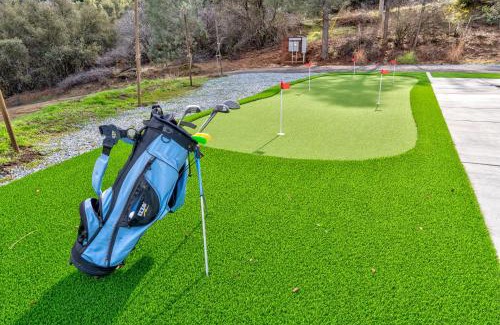 Oakhurst House | Mountain View House with hot tub, putting green, stunning views!
