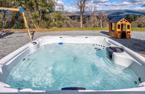 Oakhurst House | Mountain View House with hot tub, putting green, stunning views!