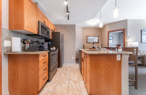 Canmore Condo | Mountain View Penthouse with Hot Tubs - 2 King Beds with Queen Sofa
