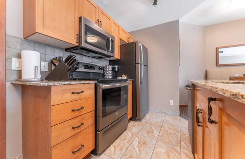 Canmore Condo | Mountain View Penthouse with Hot Tubs - 2 King Beds with Queen Sofa