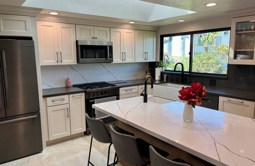 Agoura Hills House | Mountain View Poolside Retreat-Spacious 5-bedroom house in Agoura Hills Ca