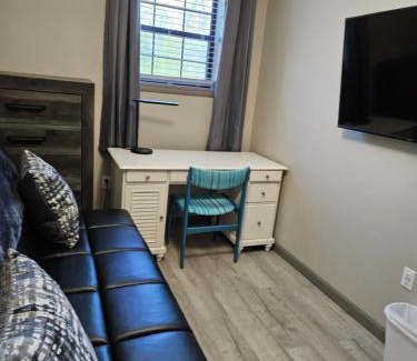 Shawanee Apartment | Mountain View Retreat 5 min to LMU