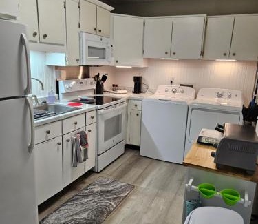 Shawanee Apartment | Mountain View Retreat 5 min to LMU