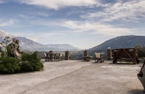Thronos Bed & Breakfast | Mountain View Room for 3 people