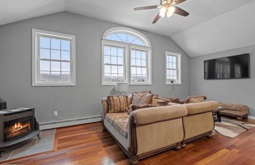 Danbury Apartment | Mountain View Suite