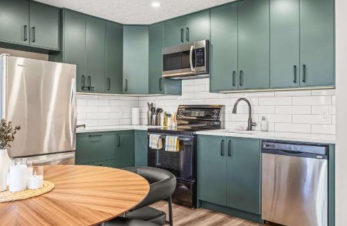 Canmore Apartment | Mountain Views Balcony and Free Parking