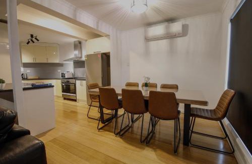 Lenah Valley House | Mountain Views in a Quiet Neighbourhood also Close to CBD