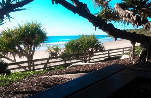 Mount Coolum Apartment | Mountain Views near the Sea