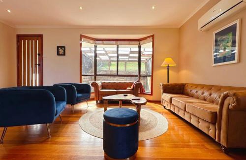 West Moonah House | Mountains and Treetops Retreat - Nature Getaway