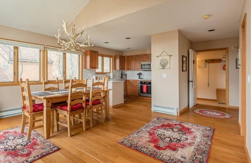 Hunter House | Mountaintop Lookout with Hot Tub under the Stars - Ultimate Family Getaway!