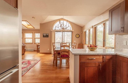 Hunter House | Mountaintop Lookout with Hot Tub under the Stars - Ultimate Family Getaway!