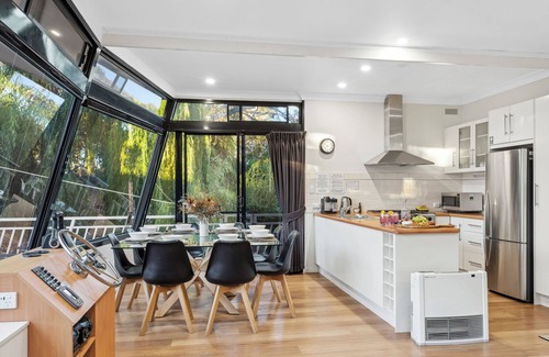 Renmark House | Moving Waters houseboat -moored accommodation