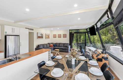 Renmark House | Moving Waters houseboat -moored accommodation