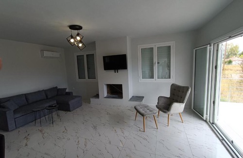 Oropos House | Mpoumpoukaki