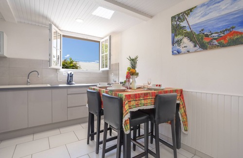 Saint-Pierre Apartment | Alpinia - Appt avec piscine partagée