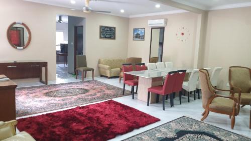 Merbau Sempak House | MRI Residence - Homestay in Sg Buloh with Swimming Pool - No Pork&Alcohol Allowed