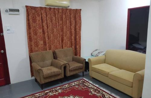 Merbau Sempak House | MRI Residence - Homestay in Sg Buloh with Swimming Pool - No Pork&Alcohol Allowed