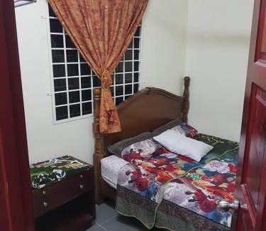 Merbau Sempak House | MRI Residence - Homestay in Sg Buloh with Swimming Pool - No Pork&Alcohol Allowed