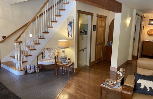 Bear Creek Bed & Breakfast | Mt. Alice Room at Bell In The Woods B&B (Queen/Second Floor)Max 2ppl
